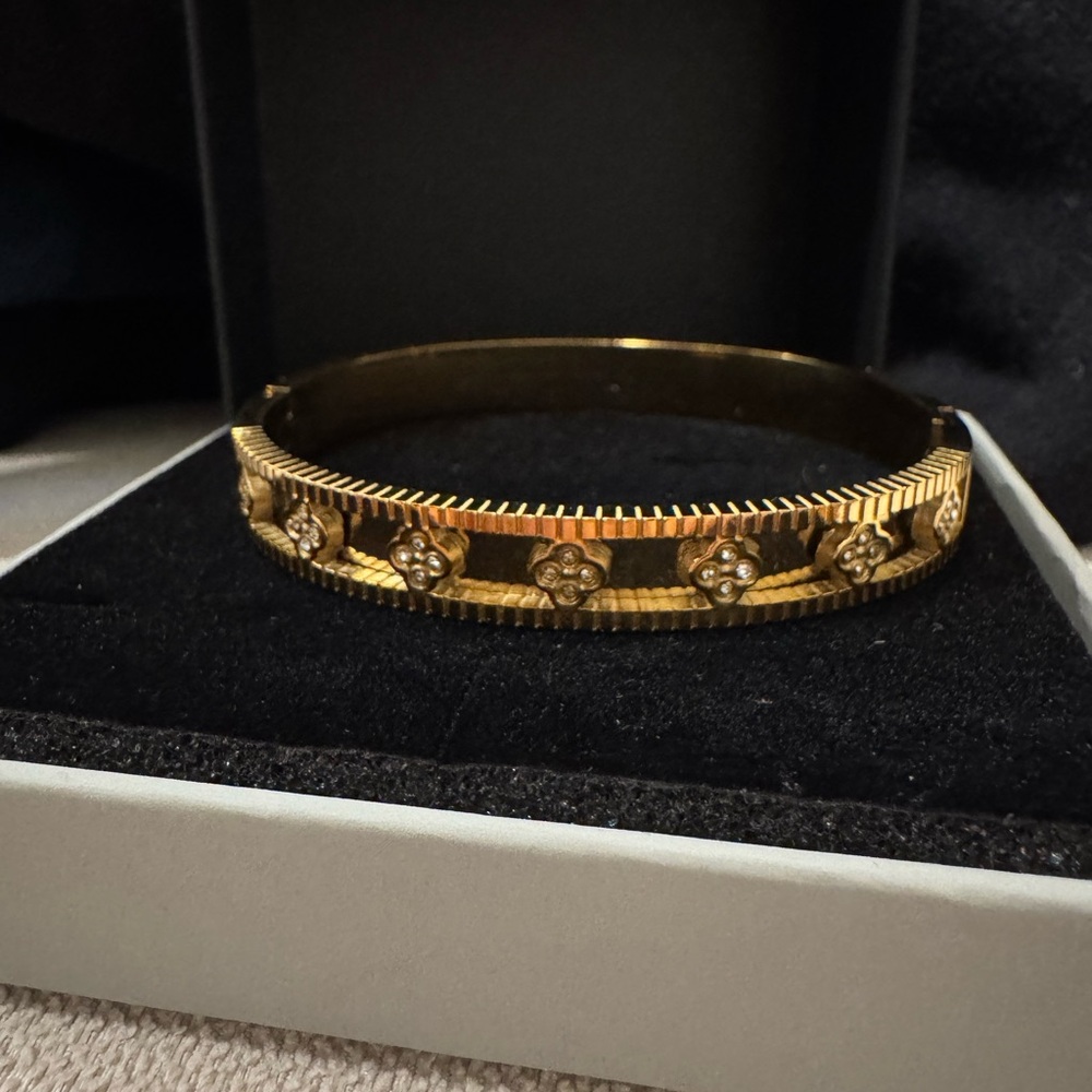 Elegant Bracelet with Floral Accents